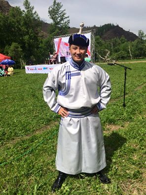 Дуучин Д.Найдандорж наадмаар “зодоглоно”